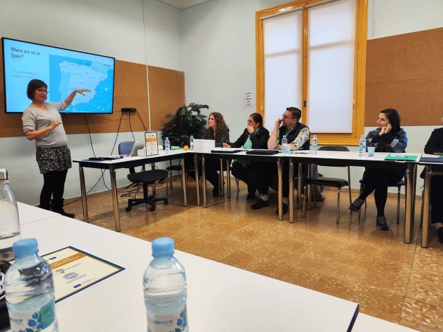 Nuestra asesora en la sede de Huesca, Jenny Tsalera, presenta el CARLEE dentro del proyecto Erasmus+ KA2 del @cphuesca a sus socios de Alemania y Polonia en su primera visita. Bienvenid@s!! #erasmusplus