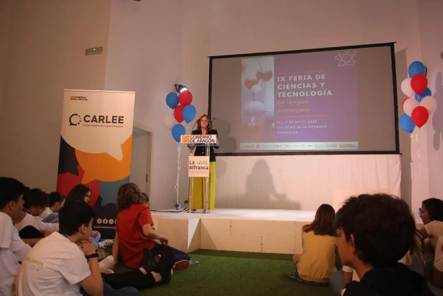 En este curso 2023-24 hemos celebrado la IX Feria de Ciencias en Lengua Extranjera en Aragón con la novedad de la participación de Educación Secundaria que fue inaugurada por la Directora General de Política Educativa, Ordenación Académica y Educación Permanente, Ana María Moracho. 
Enhorabuena por vuestros trabajos y esperamos recibir más centros de Secundaria al curso que viene.