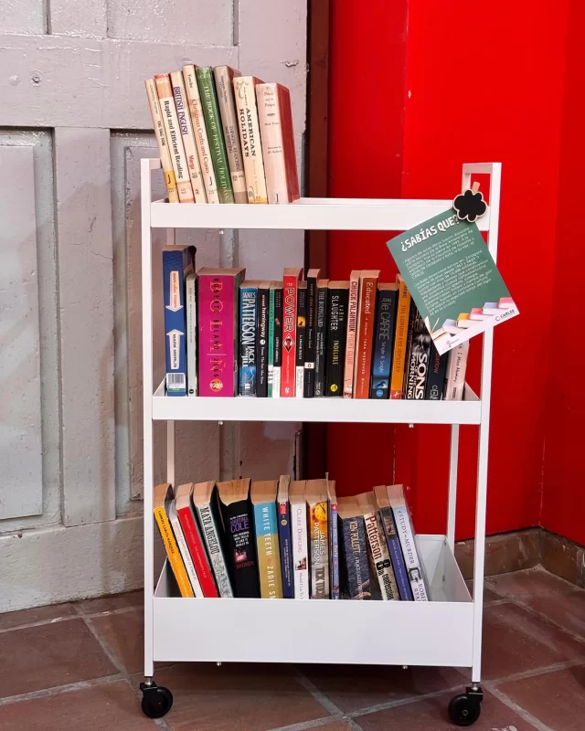 ¿Te gustaría leer e intercambiar libros en lengua extranjera? Inauguramos punto de Bookcrossing en nuestra nueva sede de #Zaragoza en @cpjuandlanuza Elige un libro, devuélvelo cuando lo hayas leído o cámbialo por otro que tengas en lengua extranjera. Etiquétanos en tus posts utilizando este hashtag #bookcrossingCARLEE y así veremos cómo viajan los libros. Te esperamos!!